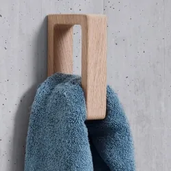 Håndklædeholder i egetræ Andersen Furniture